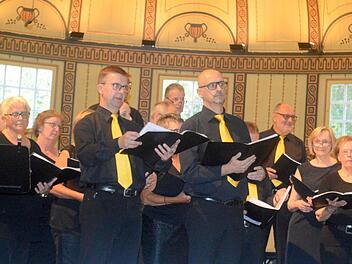 Der Folklorechor Nüdlingen-Bad Kissingen beeindruckte in der Bad Kissinger Wandelhalle. Besonderen Beifall gab es für die Solisten Oliver Deininger (vorne links) und Mattias Weber (vorne rechts). Arthur Stollberger