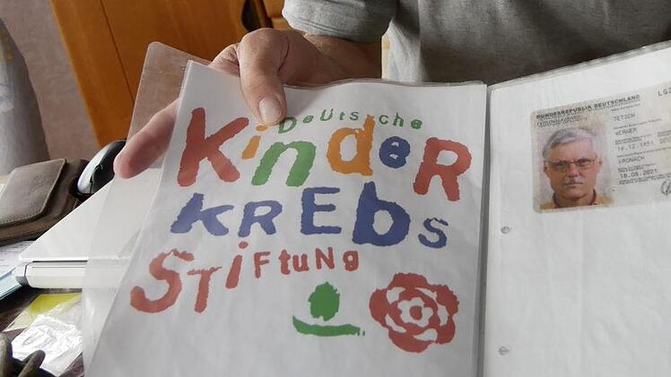 Werner Tetsch hat alle seine Sachen in Ordnern  dabei, auch alle Zeitungsausschnitte und  zeigt  sie den Menschen bei seiner Mission.  Foto: Manja von Nida