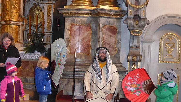 Spielszene mit König Herodes (Christian Daller) und  seinen Dienern  im Musical "Der König im Stall", das am Sonntag, 23. Dezember in der Kirche in Ebenhausen die Fago-Band "Shalom" aufführt.Elisabeth Mehn