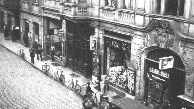 Am 1. April 1933 halten SA-Posten am Kressenstein 12 mit roten Schildern "Kauft bei keinem Juden" Kunden davon ab, das Schuhgeschäft des Ehepaars Michaelis (Eingang rechts) zu betreten. Links das Textilgeschäft von Josef Wortsmann.  Kulmbacher Stadtarchiv