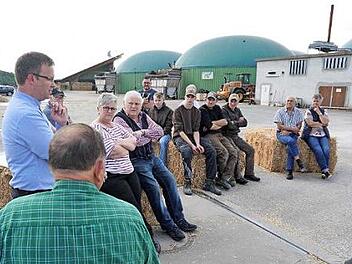Pit Dichter von Unifleisch (links) wies bei der Veranstaltung gestern Abend insbesondere auf den kurzen Transportweg hin.  Foto: Richard Sänger