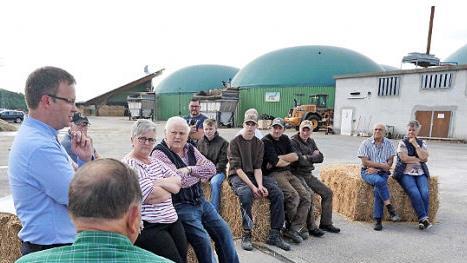 Pit Dichter von Unifleisch (links) wies bei der Veranstaltung gestern Abend insbesondere auf den kurzen Transportweg hin.  Foto: Richard Sänger