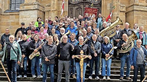Die Wallfahrer vor der Basilika