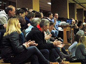 Viele Fans, gute Stimmung: Obwohl Bad Brückenau beim "Sommermärchen" 2006 noch WM-Gastgeber für Kroatien war, spielt der Fußball an der Sinn - zumindest was die Zuschauerzahlen anbelangt - nur die zweite Geige. Für gute Stimmung beim Handball sorgt unter anderem Abteilungsleiter Dirk Stumpe (am Mikrofon).  Foto: Sebastian Schmitt