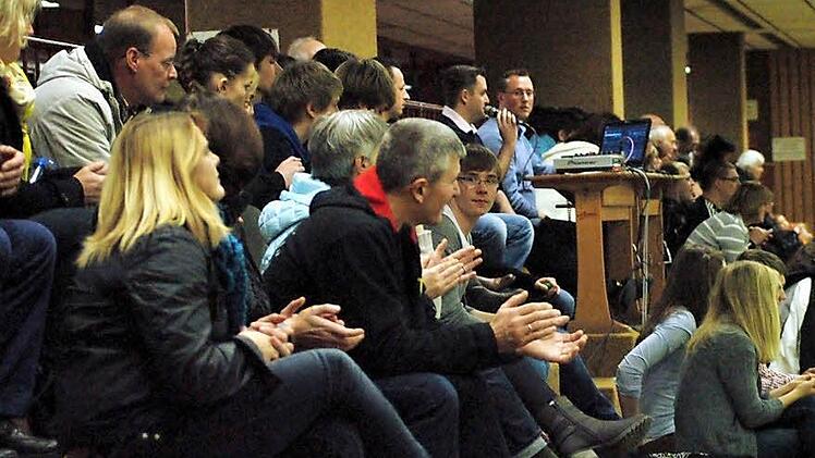 Viele Fans, gute Stimmung: Obwohl Bad Brückenau beim "Sommermärchen" 2006 noch WM-Gastgeber für Kroatien war, spielt der Fußball an der Sinn - zumindest was die Zuschauerzahlen anbelangt - nur die zweite Geige. Für gute Stimmung beim Handball sorgt unter anderem Abteilungsleiter Dirk Stumpe (am Mikrofon).  Foto: Sebastian Schmitt