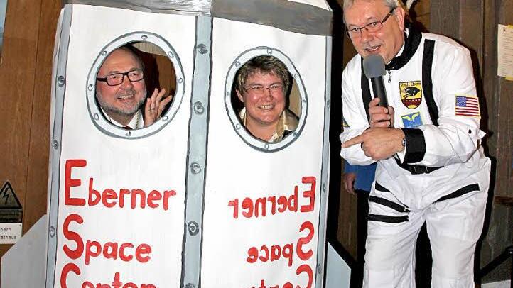 Kapitän Eberhard Wohl (rechts) hat Bürgermeister Robert Herrmann und seine Stellvertreterin Gabi Rögner bereits im November ins All geschossen. Jetzt sollen weitere Himmelskörper folgen. Foto: Eckehard Kiesewetter
