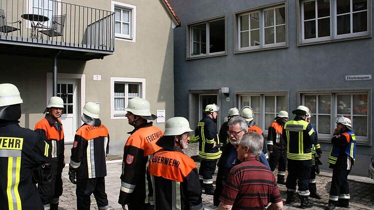 Das Feuer ist im zweiten Stock des blauen Hauses ausgebrochen.Fotos: Thomas Meyer