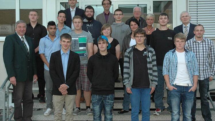 Zum Gesellen im Maler- und Lackiererhandwerk wurden diese jungen Damen und Herren freigesprochen. Mit auf dem Bild Innungsobermeister Hugo Schamberger, Gesellenbeisitzer Norbert Wachsmannn und Fachlehrer Wolfgang Haupt, die Vorsitzende des Prüfungsausschusses Sabine Schelhammer und OStDir Anton Staudigl.