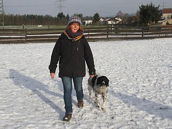 Elke Höfner aus Johannisthal ist mit ihrem englischen Setter-Mix Luzie ziemlich zufrieden, aber frei laufen lässt sie Luzie nicht, denn sie hat einen Jagdtrieb. Fotos: Sonja Adam