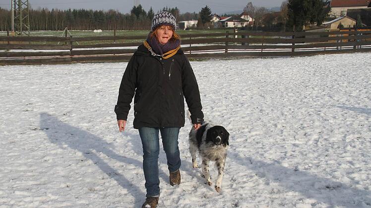 Elke Höfner aus Johannisthal ist mit ihrem englischen Setter-Mix Luzie ziemlich zufrieden, aber frei laufen lässt sie Luzie nicht, denn sie hat einen Jagdtrieb. Fotos: Sonja Adam