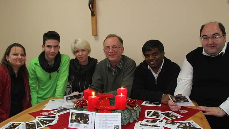 Die Macher des Flyers (von links) Pastoralreferentin Bärbel Janzing, Daniel und Sabine Götz, Dekan Hans Roppelt, Pater Thomas Muttam und Kaplan Alexander Brehm. Foto: Sonja Adam