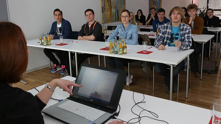 Beim "Schnupperkurs Journalismus" bekommen junge Leute Tipps zu Medienberufen. Foto: Barbara Herbst