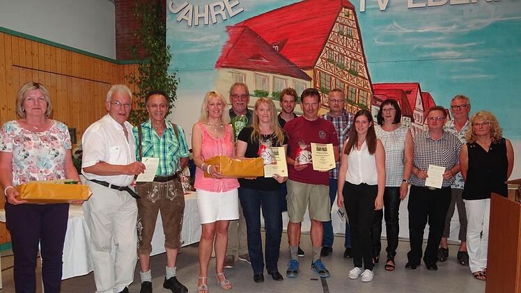 Die Gewinner der Kegel-Stadtmeisterschaft, die bereits seit 25 Jahren durchgeführt wird, und Sportler, die mit der silbernen Ehrennadel des Deutschen Kegel- und Bowlingbundes ausgezeichnet wurden.Foto: Johanna Eckert