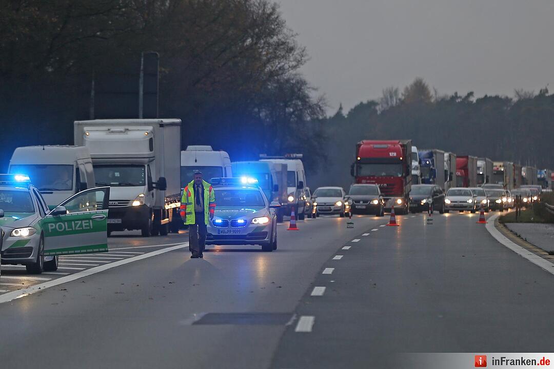 A3 voll gesperrt: Pkw rutscht unter Lkw