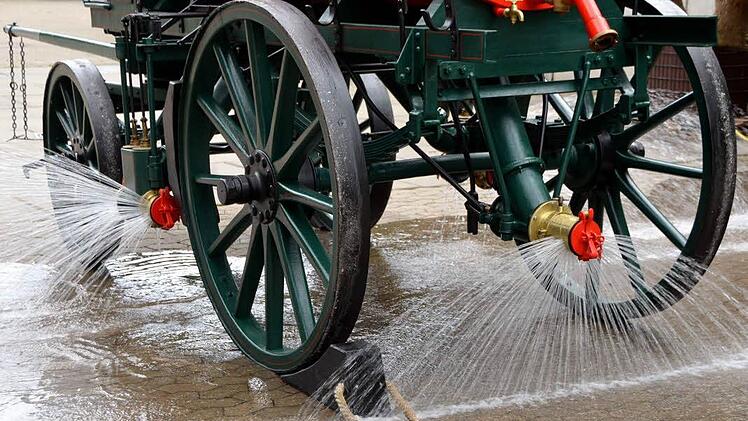 Peter Krug und seine Helfer haben den Sprengwagen von 1912 wieder auf Vordermann gebracht.  Foto: Peter Rauch