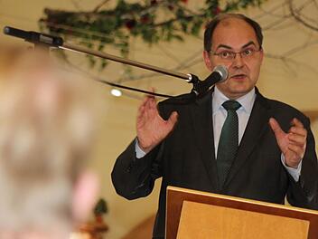 Christian Schmidt referiert bei seinem Termin in Schneckenlohe über Herausforderungen und Chancen der Landwirtschaft. Foto: Lisa Kieslinger