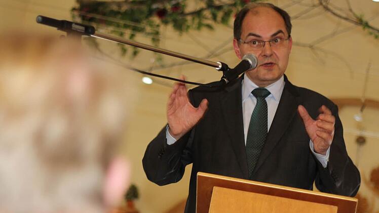 Christian Schmidt referiert bei seinem Termin in Schneckenlohe über Herausforderungen und Chancen der Landwirtschaft. Foto: Lisa Kieslinger