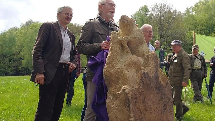 Die von Gerwin Kellermann (2. von links) gestaltete Biberskulptur wurde bei der Einweihung der Biberplattform enthüllt. Foto: Stephanie Elm