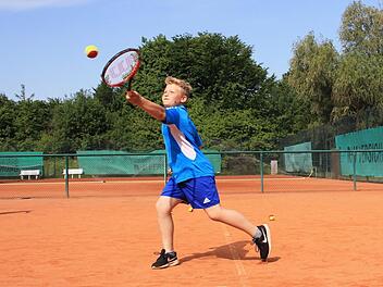 Die Kinder der Ivo-Hennemann-Grundschule sollten in der Aktionswoche nicht nur Spaß an der Bewegung finden sondern auch an neuen Sportarten, wie etwa Tennis. Foto: Dominic Buckreus