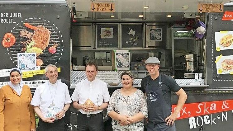 Ringlers Food-Truck beim Heinrichsfest mit (v. l.) Helmar Fexer vom Caritasverband Bamberg, Hannah aus Marokko, Erzbischof Ludwig Schick, Weihbischof Herwig Gössl, Hannahs Schwester Mara sowie Martin Ringler Foto: privat