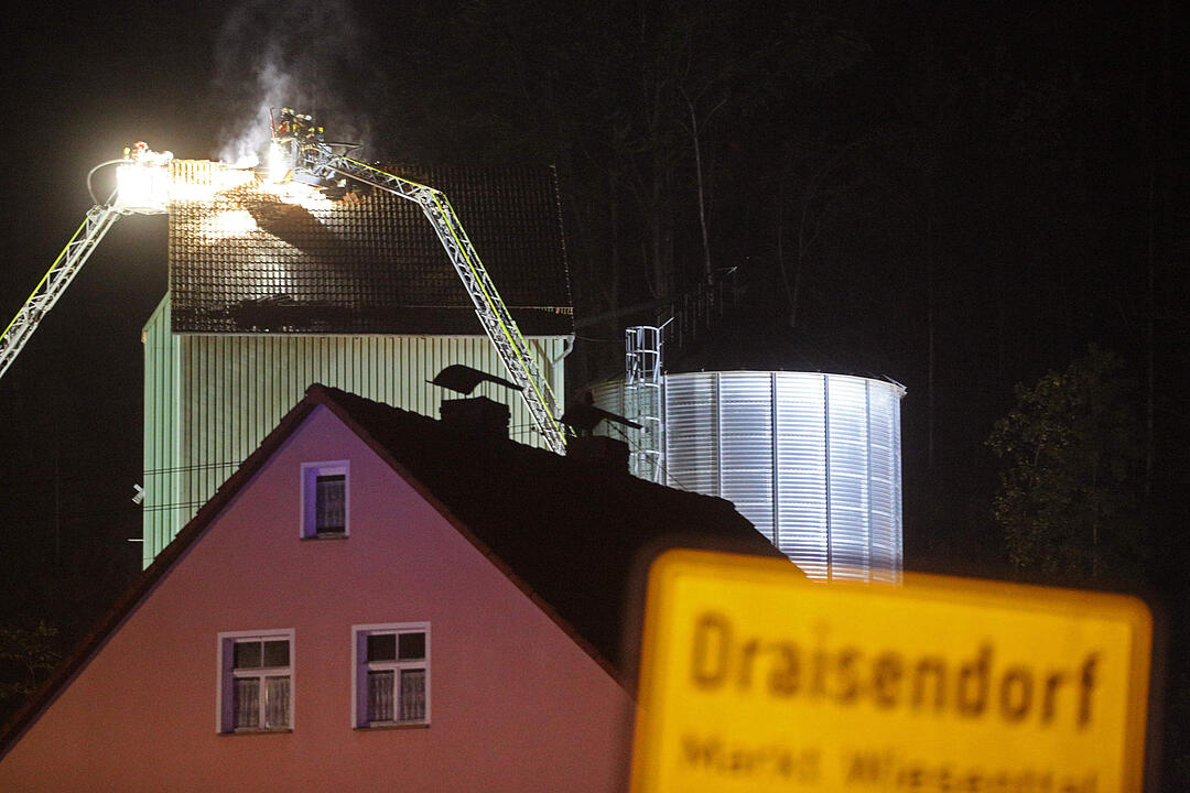 Großeinsatz in Draisendorf: Brand und Verpuffung bei Mühle – großer Schaden