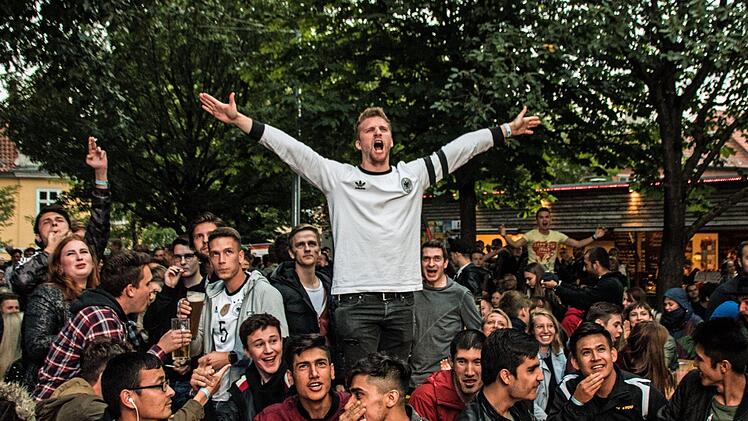 Jubel in der Nachspielzeit: Erst Sekunden vor Schluss hatten die zahlreichen Fans  im Coburger Prinzengarten beim Public Viewing Grund zur Freude.Foto: Jochen Berger