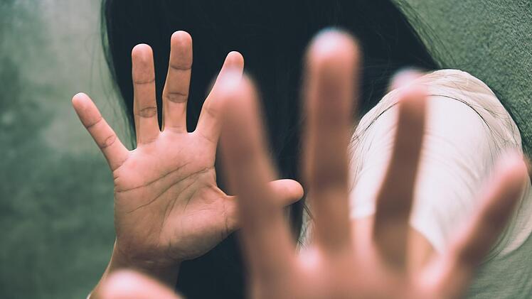 In einer Bar in Bamberg habend drei betrunkene Männer Frauen belästigt. Symbolfoto: Adobe Stock