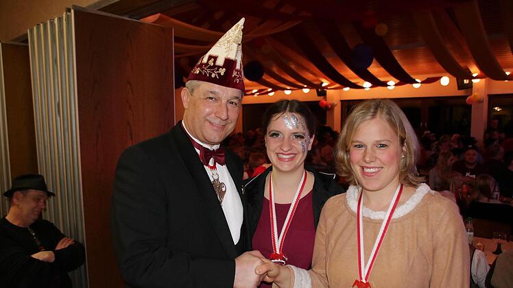 Holger Leikam  vom Fastnachtsverband Franken zeichnete Hannah Kühnlein und Anna-Lena Wehner, geborene Halbig,  für ihre langjährige Mitarbeit im Sulzthaler Fasching aus.  Foto: Ralf Ruppert