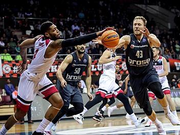 Christian Sengfelder, der mit elf Punkten und fünf Rebounds eine gute Leistung ablieferte, streitet sich mit Gaziantep-Center Jamelle Hagins (links) um den Ball. Foto: championsleague.basketball