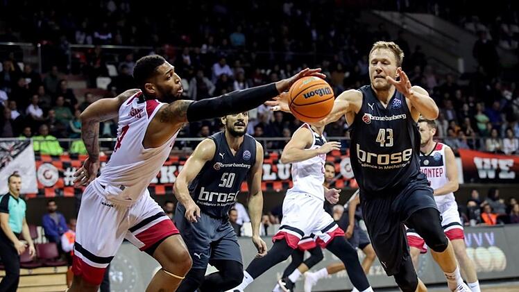 Christian Sengfelder, der mit elf Punkten und fünf Rebounds eine gute Leistung ablieferte, streitet sich mit Gaziantep-Center Jamelle Hagins (links) um den Ball. Foto: championsleague.basketball