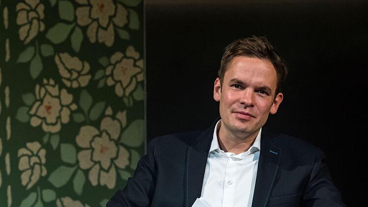 Christian Limpert, ARD-Korrespondent in Wien, moderierte den Diskussionsabend zum Thema Heimat in der Coburger Reithalle.Foto: Jochen Berger