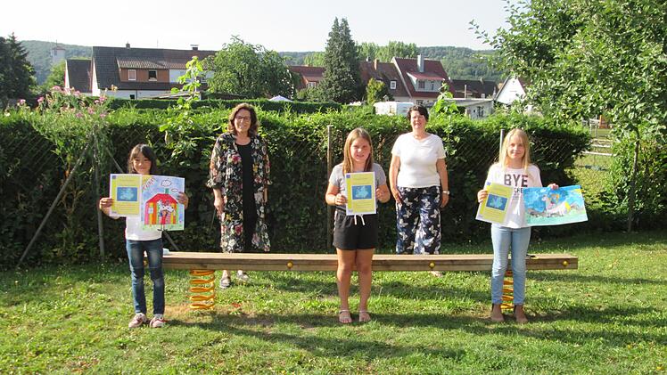 An der Grundschule überreichten Sabine Oschmann-Hockgeiger (hinten, von links) und Schulleiterin Simone Albert Urkunden an Andrea Offner, Eva Knüttel und Antonia Scheuerer.  Foto: Winfried Ehling