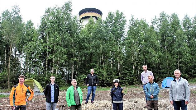 Sie sind begeistert vom neuen Trekkingplatz (von links): Revierleiter von Tettau, Christian Goldhammer, Thomas Melcher, Bernd Heinz, Nicole Wittig, die Leiterin der PI Ludwigsstadt, Antje D&uuml;tthorn, Michael Schmidt, Sebastian Kauppert und Timo Ehrhardt.