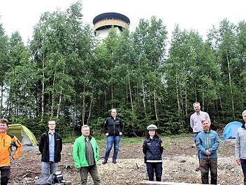 Sie sind begeistert vom neuen Trekkingplatz (von links): Revierleiter von Tettau, Christian Goldhammer, Thomas Melcher, Bernd Heinz, Nicole Wittig, die Leiterin der PI Ludwigsstadt, Antje Dütthorn, Michael Schmidt, Sebastian Kauppert und Timo Ehrhardt.