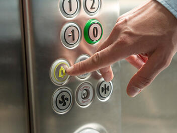 Bayreuth: Rettungskr&auml;fte stecken in Seniorenheim im Aufzug fest