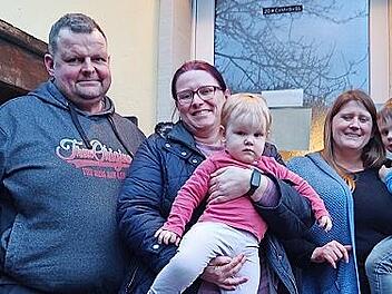 Jürgen Eckert (von links), Bianca Günther (Orga Team Weihnachtsmarkt), Ekaterina Stelzer-Syrovatski (Hausleitung) und zwei Bewohner der Knopfkiste.