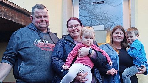 Jürgen Eckert (von links), Bianca Günther (Orga Team Weihnachtsmarkt), Ekaterina Stelzer-Syrovatski (Hausleitung) und zwei Bewohner der Knopfkiste.