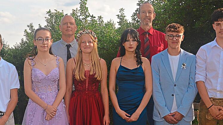 Unser Foto zeigt die Klassenbesten (von rechts): Lukas K&uuml;mmert, Jan Knie&szlig;, Rektor Georg G&ouml;bel, Ksenia Merz, Victoria Radke, Klassenleiter Bernd Klicha, Emely D&auml;nner und Leon Merz. Paul Ki&szlig;ner