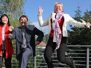 Claudia Merkel, Christian Franz und Nicole Krank (von links) springen zum Auftakt der Veranstaltungsreihe für Frauen. Foto: Corinna Igler