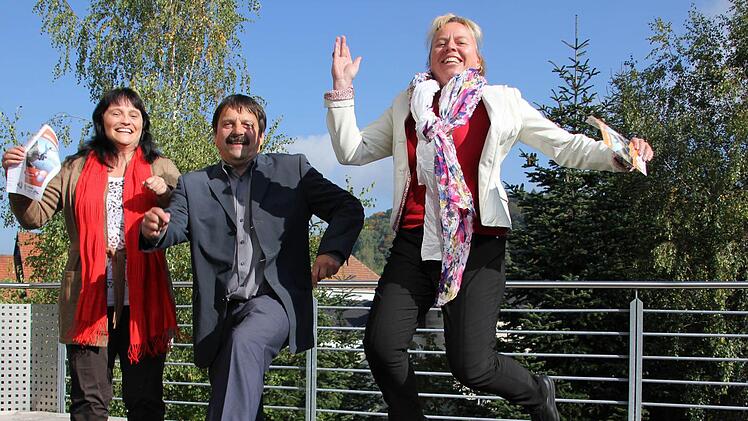 Claudia Merkel, Christian Franz und Nicole Krank (von links) springen zum Auftakt der Veranstaltungsreihe für Frauen. Foto: Corinna Igler