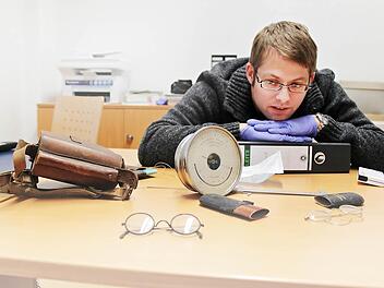 Dosenbarometer, Taschenkilometerzähler, Handschriftliches - Christian Greiner weiß schon viel über den Seubelsdorfer Abend. Er will noch mehr wissen.  Foto: Markus Häggberg