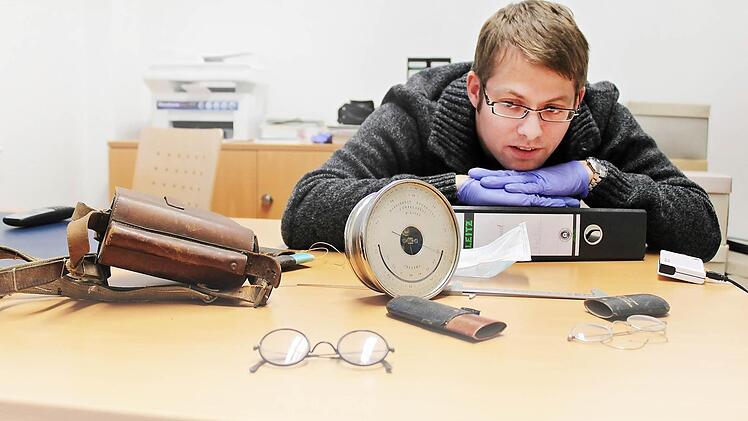 Dosenbarometer, Taschenkilometerzähler, Handschriftliches - Christian Greiner weiß schon viel über den Seubelsdorfer Abend. Er will noch mehr wissen.  Foto: Markus Häggberg