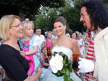 Hautnah die Hauptsteller Fürst Rákóczi und Quellenkönigin Giulia Klimt das ist beim Rakoczy-Fest in Bad Kissingen immer möglich. Fotos: Peter Rauch