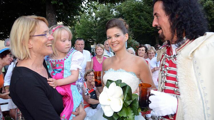 Hautnah die Hauptsteller Fürst Rákóczi und Quellenkönigin Giulia Klimt das ist beim Rakoczy-Fest in Bad Kissingen immer möglich. Fotos: Peter Rauch