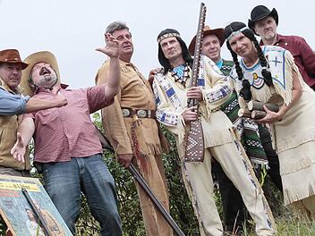 Cowboy-und-Indianer-Spiel mit Anspruch: Wenn "Bandito" Thomas Vogt (links) zum Karl-May-Fest lädt, dann reisen Gleichgesinnte sogar aus Österreich an. "Opfer" Wolfram Ball, "Old Shatterhand" Herbert Pfaffstätter, "Winnetou" Karl Schlömer, Gringo Bernhard Tausch, "Ribanna" Christa Pfaffstätter sowie Revolverheld Reinhold Gärtner (von links) kamen nach Spitzeichen. Dort trifft die Lust am Verkleiden auf die ernsthafte Beschäftigung mit den 60er-Jahre-Filmen, mit Drehorten und Darstellern. Fotos...