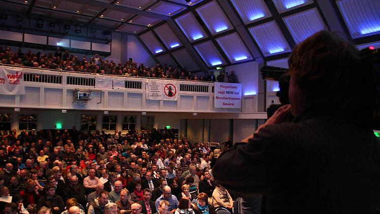 Der Saal der Dr.-Stammberger-Halle konnte die Besucher nicht alle fassen. Viele mussten die Diskussion vom Foyer aus verfolgen. Foto: Jürgen Gärtner