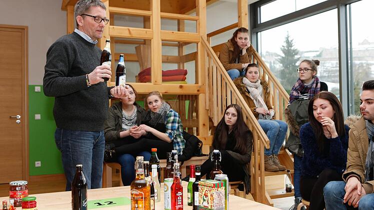 Kreisjugendpfleger Jürgen Ziegler erklärt, welche Lebensmittel einer Altersfreigabe unterliegen. Foto: Matthias Hoch