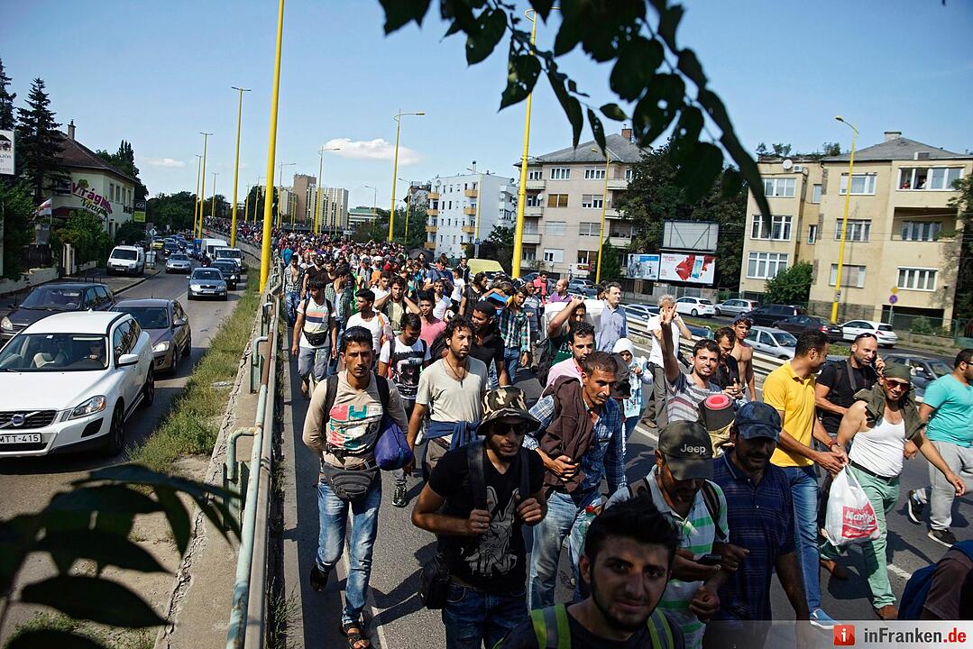 Migrants continue journey through Hungary
