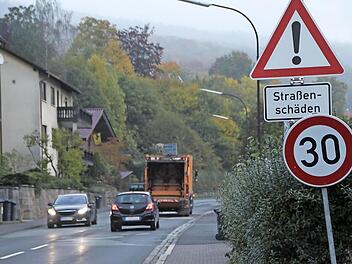 Ein Schnitt im Asphalt, von da ab beginnt die Huckelpiste: Viele Brückenauer ärgern sich über den Zustand der Kissinger Straße. Foto: Ulrike Müller