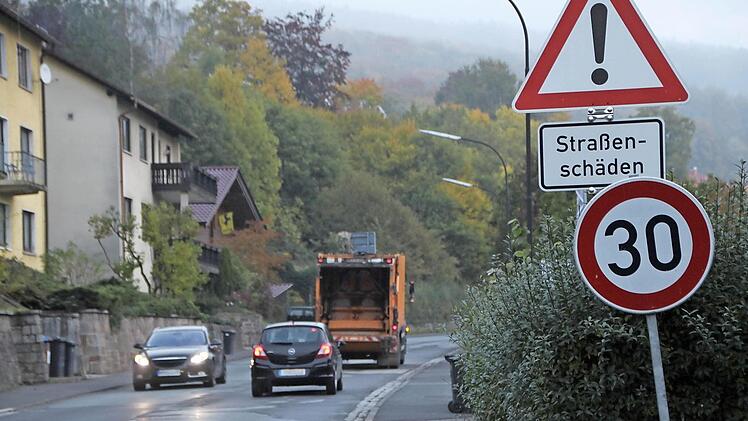 Ein Schnitt im Asphalt, von da ab beginnt die Huckelpiste: Viele Brückenauer ärgern sich über den Zustand der Kissinger Straße. Foto: Ulrike Müller